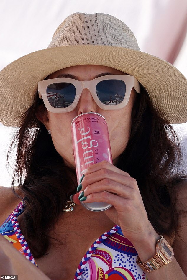 Франкель, как известно, продала свою империю Skinnygirl компании Beam Suntory за 100 миллионов долларов в 2011 году, и она до сих пор получает выплаты и небольшой процент от продаж от своего бывшего алкогольного бренда.