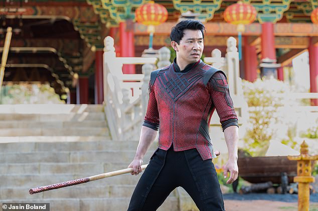 Звезда Marvel, известная по роли в фильмах «Шанг-Чи» и «Легенда десяти колец», не единственная знаменитость, в дом которой в прошлом году взломали; кадр из фильма 2021 года