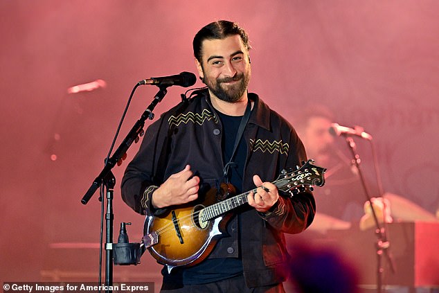 Но хотя это был успешный год для исполнительниц, именно хит Ноа Кахана (на фото) Stick Season возглавил чарт синглов за год.