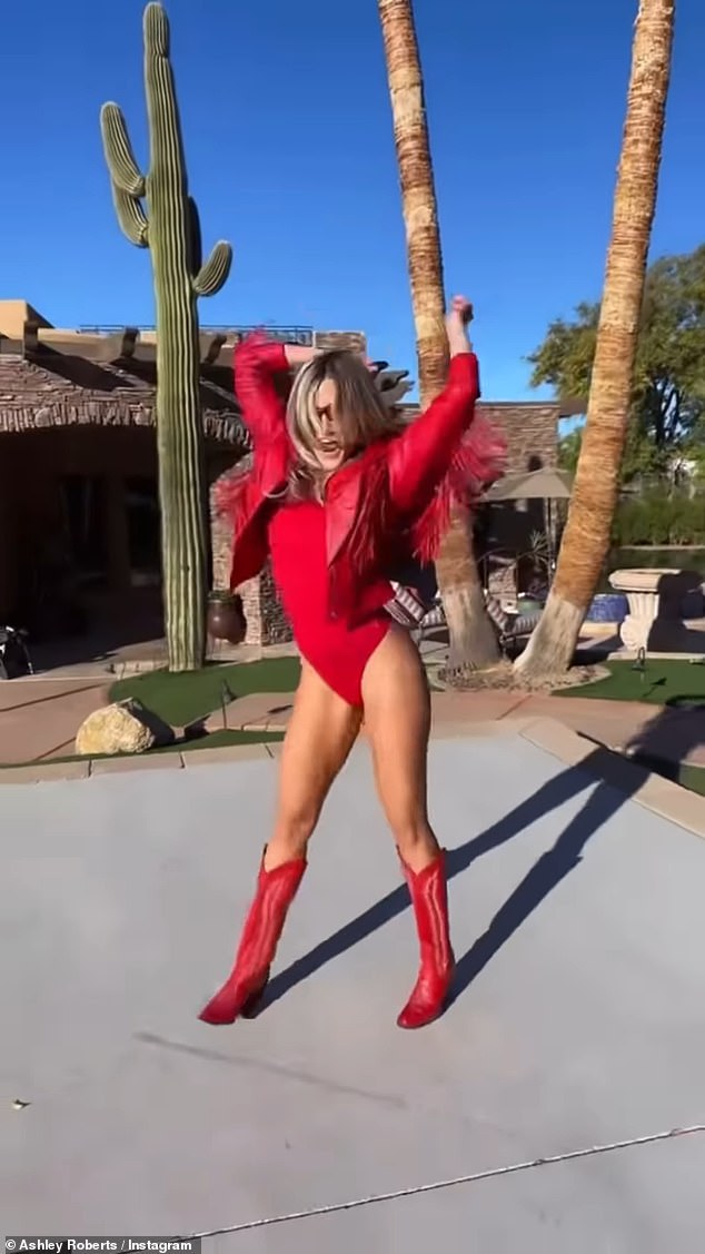 Эшли Робертс принесла серьезный накал праздникам в воскресенье, надев очень пикантный наряд после того, как перелетела через пруд, чтобы провести Рождество в Аризоне.