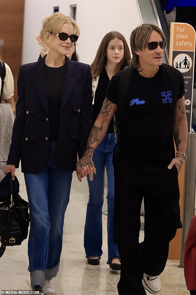 Николь Кидман приземлилась в Австралии в субботу, чтобы воссоединиться со своей большой семьей на их первое Рождество после смерти ее любимой матери Джанель.