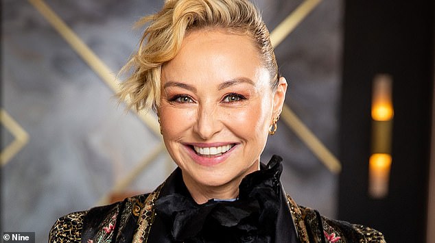 Камилла Фрэнкс входит в праздничный сезон в сенсационном сиянии. Австралийская королева кафтанов во вторник загрузила в свой Instagram галерею рождественских фотографий, демонстрируя свой новый голливудский образ. На фото 2021 год.