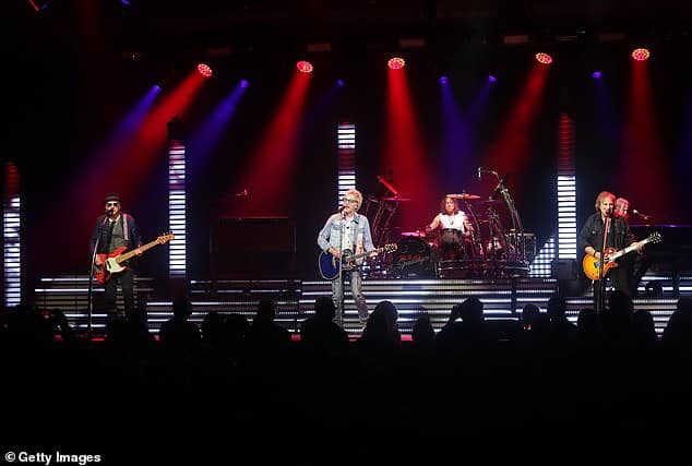 REO Speedwagon больше не будет вместе. После 57 лет совместной жизни группа объявила о своем расставании и отыграла свой последний концерт в Лас-Вегасе в субботу вечером (на фото в Скоттсдейле, Аризона, 15 декабря).