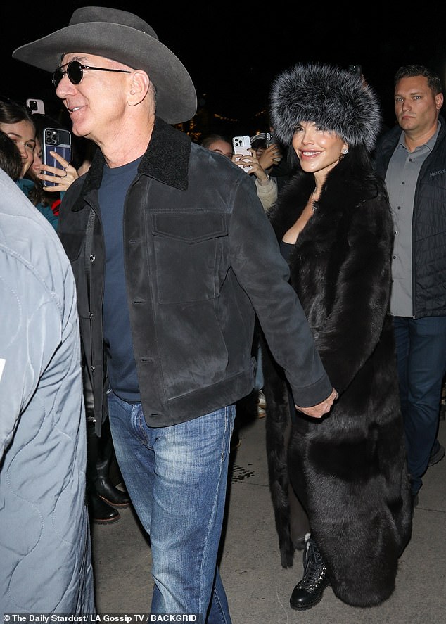 Лорен Санчес, 55 лет, и основатель Amazon Джефф Безос, 60 лет, продемонстрировали шикарные зимние образы, прогуливаясь в Аспене в воскресенье.