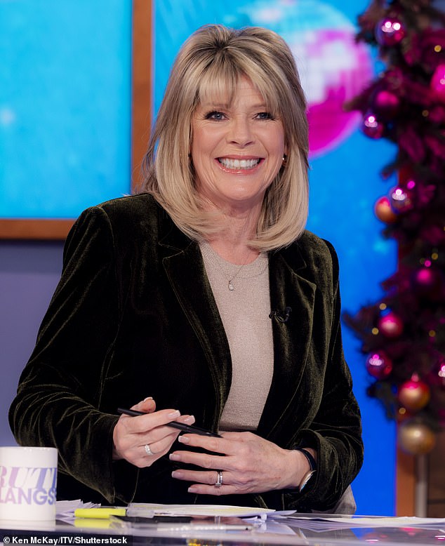 64-летняя телеведущая рассказала, что ее 93-летняя мама Джоан проведет некоторое время в больнице, чтобы восстановиться после перелома таза во время рождественских праздников.