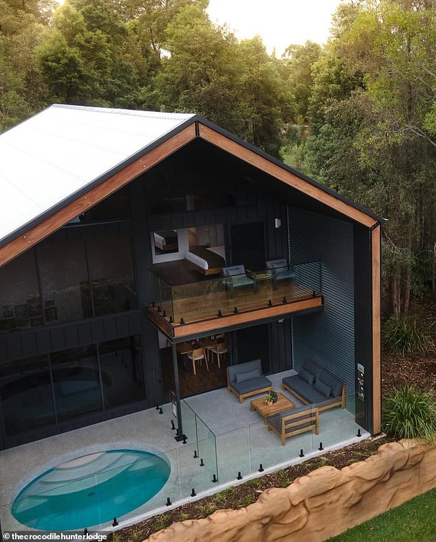 Из роскошно оборудованных двухэтажных коттеджей инновационного дизайна открывается потрясающий вид на окружающий кустарник. На одной из фотографий, известных как «Крокодиловые каюты», показан уникальный дизайн, похожий на сарай, который включает в себя одну стену с окнами от пола до потолка и сводчатый потолок.