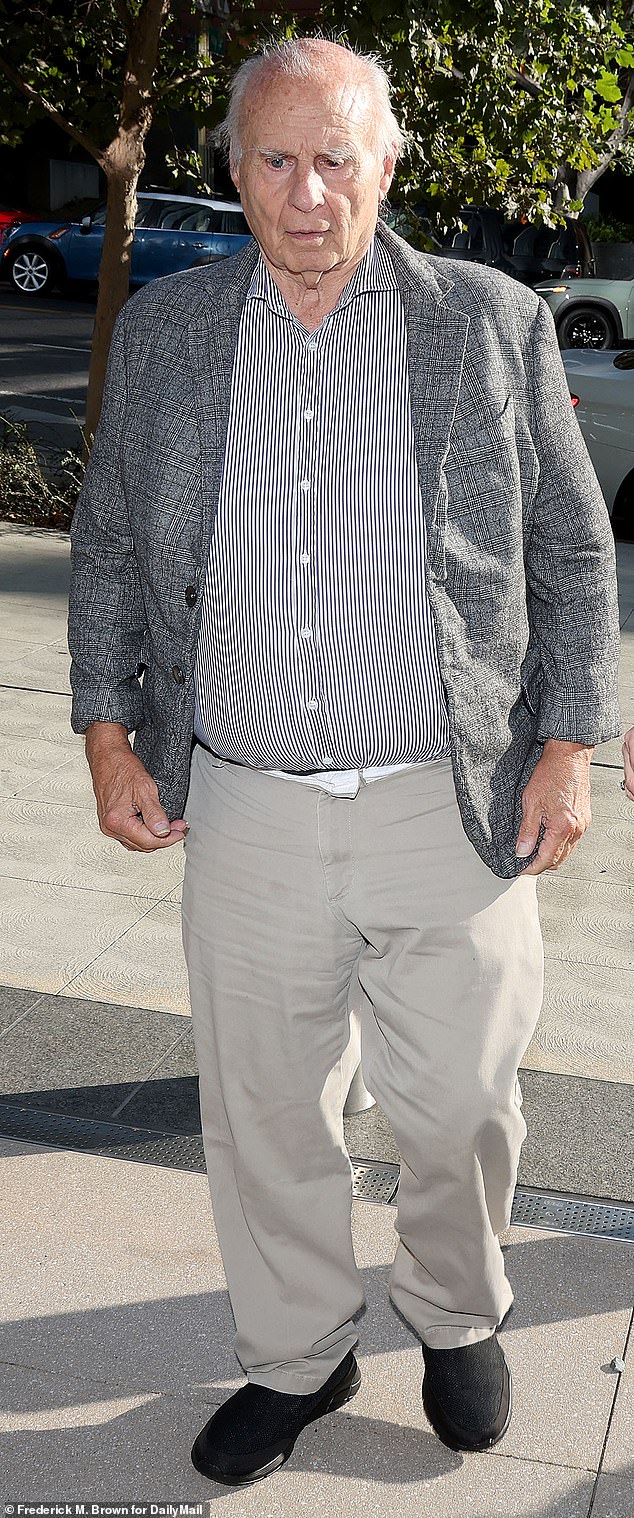 85-летнему Тому Жирарди было приказано пройти психологическое тестирование в учреждении Федерального бюро тюрем, чтобы определить, где ему следует отбывать наказание после того, как в августе он был осужден за мошенничество с использованием электронных средств связи (на фото в Лос-Анджелесе, август).