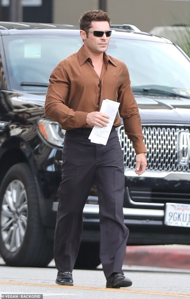 Зак Эфрон в очередной раз удивился своей внешности после того, как его заметили на съемках своего нового фильма «Знаменитый в понедельник».