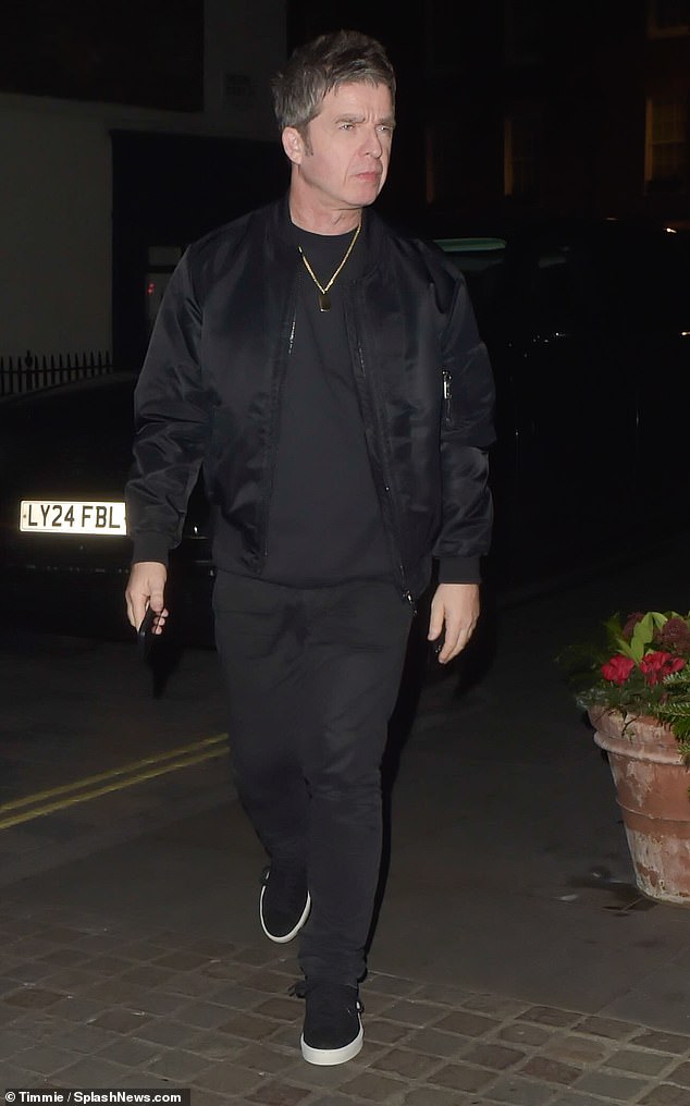 Ноэль держал образ в непринужденной обстановке и надел полностью черный ансамбль из атласного бомбера и кроссовок.