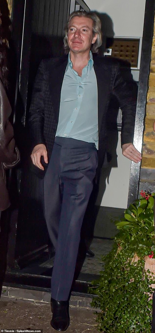 Ее муж Кивлин, 50 лет, восьмой маркиз Бат, выбрал элегантную бирюзовую рубашку с серыми брюками и сшитый на заказ пиджак.