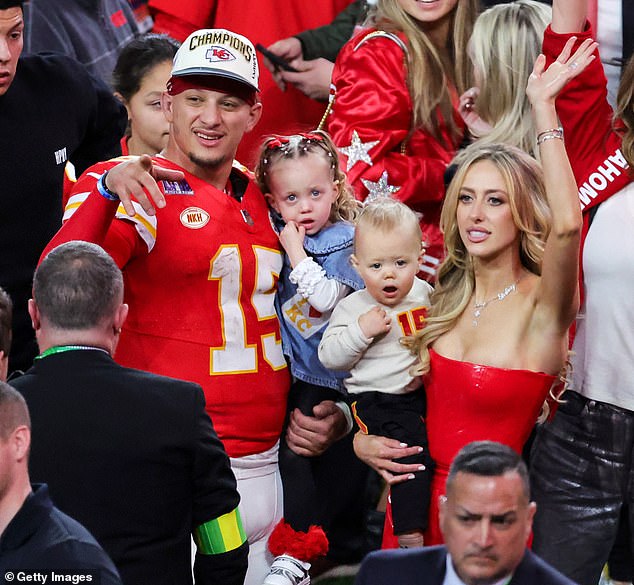 Это происходит потому, что она ожидает рождения третьего ребенка у нее и Патрика «в любой день». Летом пара поделилась захватывающей новостью о том, что они готовятся к рождению третьего ребенка; на фото февраль 2024 года в Лас-Вегасе