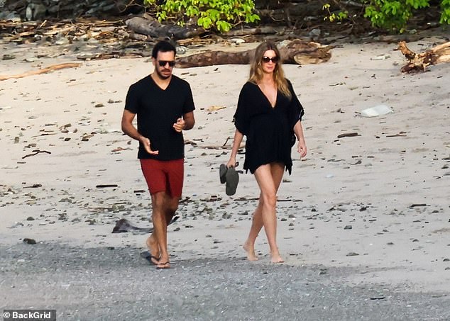 Тем временем личный тренер и владелец спортзала надел черную футболку, красные шорты и шлепанцы.