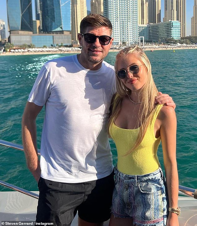 20-летняя девушка подтвердила свою беременность в посте в Instagram в воскресенье вечером, имея в виду, что ее бывшему отцу, футболисту Ливерпуля и сборной Англии, чей день рождения 30 мая, будет 45 лет, когда родится ребенок.