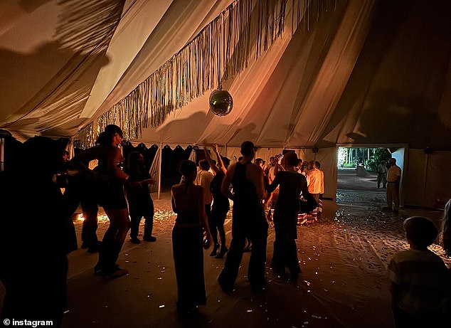 Другие фотографии, которыми поделилась Анжелика, показывают, как можно заглянуть внутрь роскошной вечеринки.