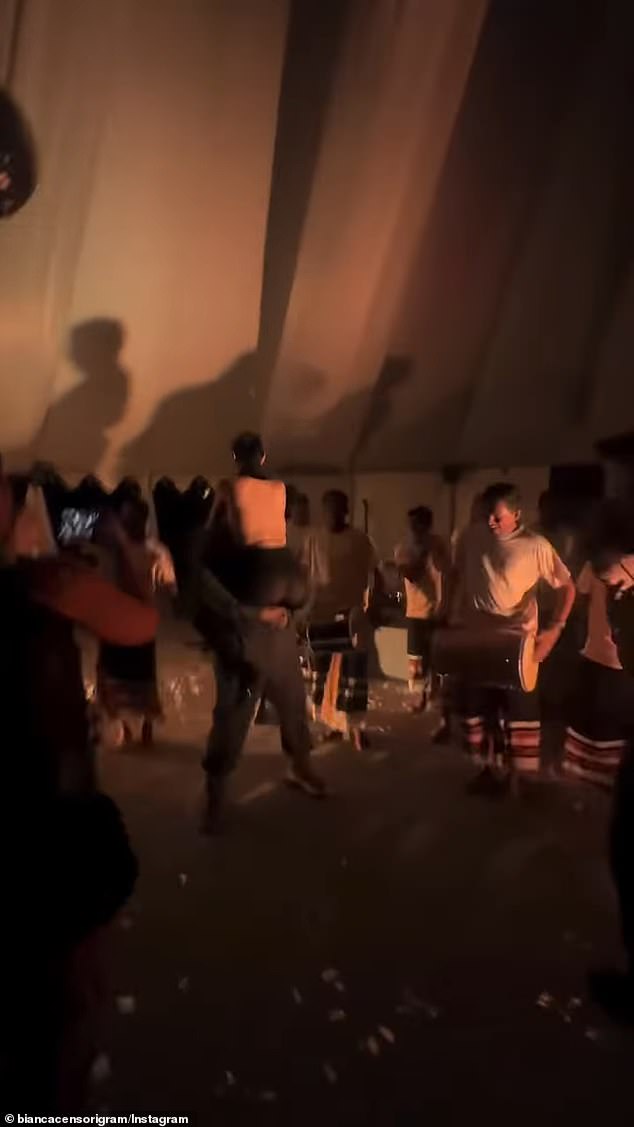 Живые барабанщики задают ритм танца
