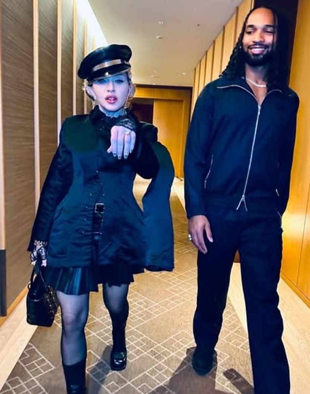 На фотографии в Instagram Мадонна с гордостью демонстрирует бриллиантовое кольцо на левой руке, когда она и 28-летний Аким идут бок о бок по коридору.