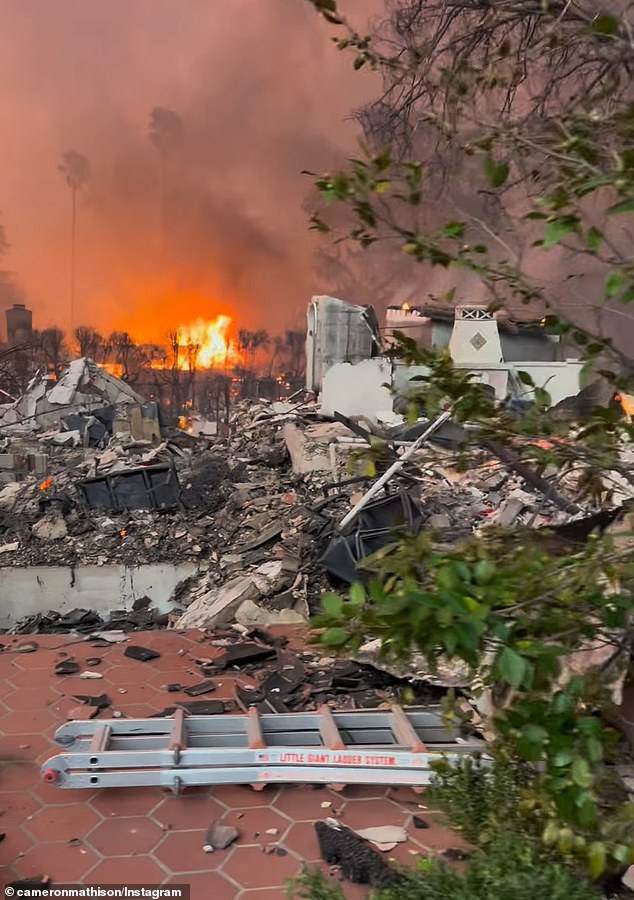 55-летний актер поделился шокирующим видео все еще пылающих развалин своего бывшего дома в Пасадене, штат Калифорния, который был уничтожен лесным пожаром в Итоне.