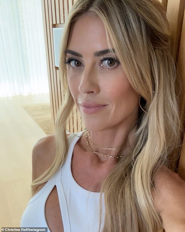 «Я всегда буду любить любовь», — сказал Хаак в интервью Us Weekly. «Я, вероятно, буду любить». [get married again] в конце концов. Но не в ближайшее время», добавив, что ей нужно будет «быть помолвленной как минимум пять лет», прежде чем снова пойти под алтарь.