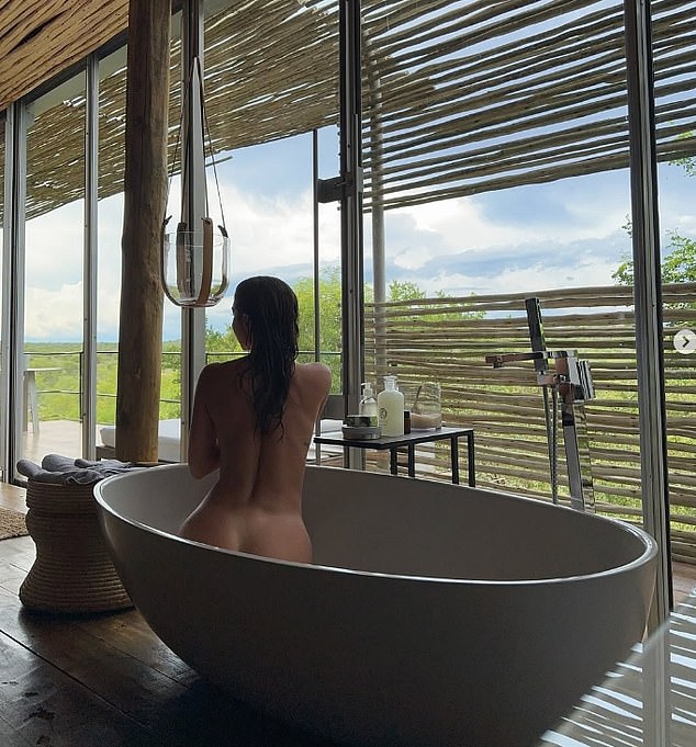 В ее коллекции снимков ее также видели обнаженной в ванне, на сафари, на воде и в частном самолете.