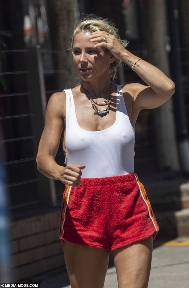 Эльза остановила движение в белом купальнике и красных коротких шортах.