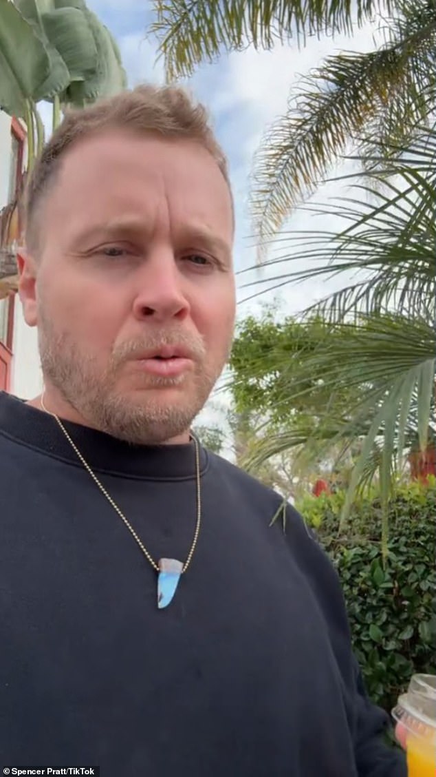 «На этой неделе я заработал около 4000 долларов на TikTok, но на TikTok Live, где люди могут просто давать мне напрямую, я думаю, может быть, 20 000 долларов. Так что это феноменально и меняет жизнь».