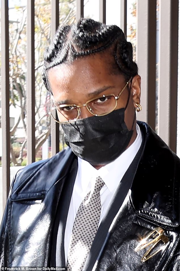 A$AP Rocky прибыл в суд во вторник для выбора присяжных по делу. Ранее его адвокат отклонил сделку о признании вины, согласно которой он должен был отбывать 180 дней тюремного заключения.
