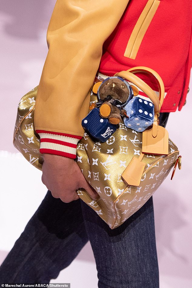 Модель идет по подиуму во время показа мужской одежды Louis Vuitton осень-зима 2025/2026.