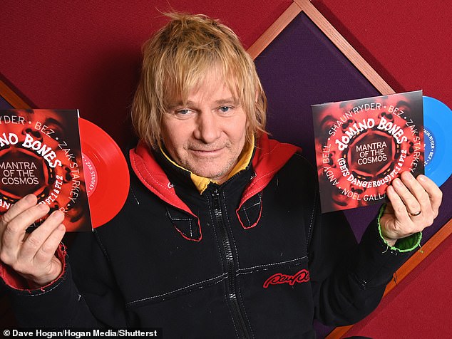 Музыкант максимально использовал свободное время после того, как медики отправили его на отдых.