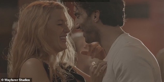 Неотредактированные кадры со съемок фильма «Все кончается с нами», опубликованные на этой неделе командой юристов Джастина Балдони, показывают актера и Лайвли в сцене, во время которой, по ее словам, она подвергалась сексуальным домогательствам.