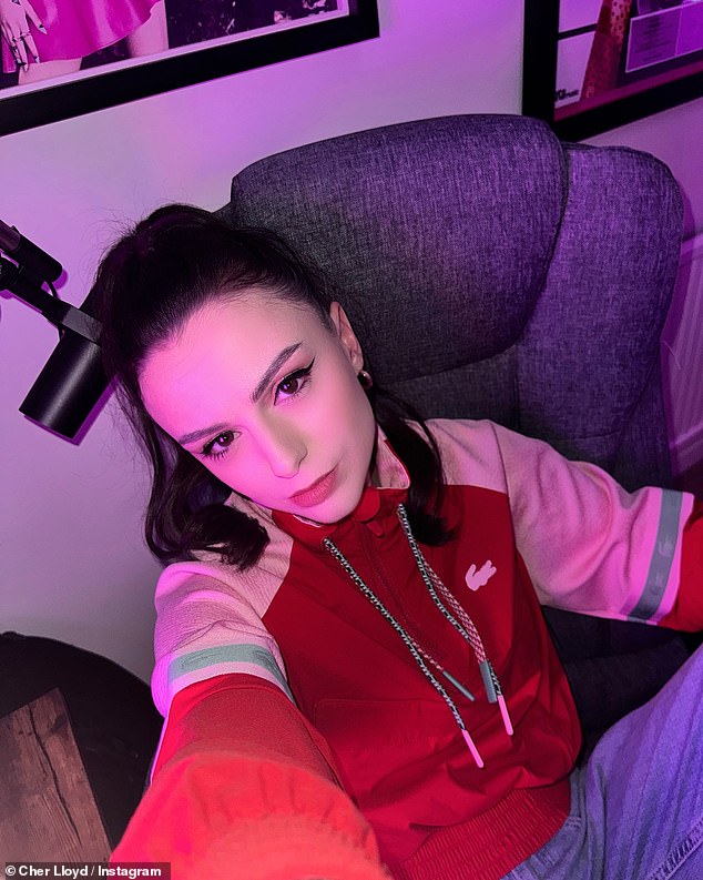 В видео Tiktok, продвигающем ее новый сингл, который является частью ее предстоящего третьего студийного альбома, она сказала: «Я написала эту песню о том, когда кажется, что вы единственное, когда кажется, что вы попали в кирпичную стену