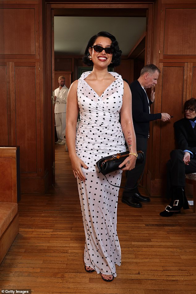 Рэй выглядела великолепно в бело-черном платье в горошек.