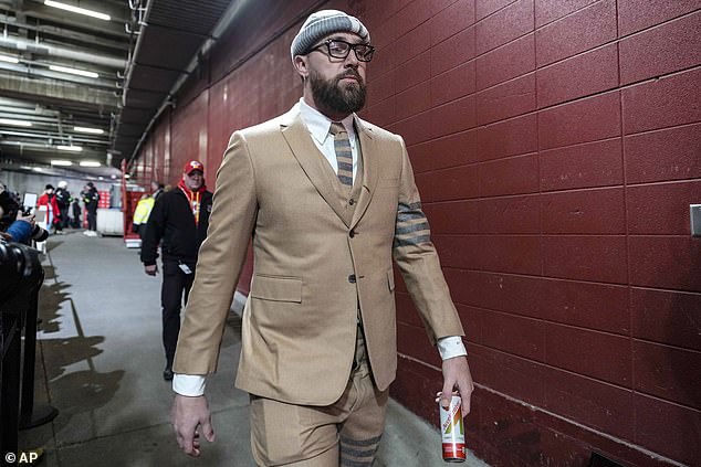 В его наряде также была представлена ​​серая шапочка от дизайнера за 370 долларов, галстук за 260 долларов и кроссовки Nike Air Jordan 3 Retro, продавая около 200 долларов США.