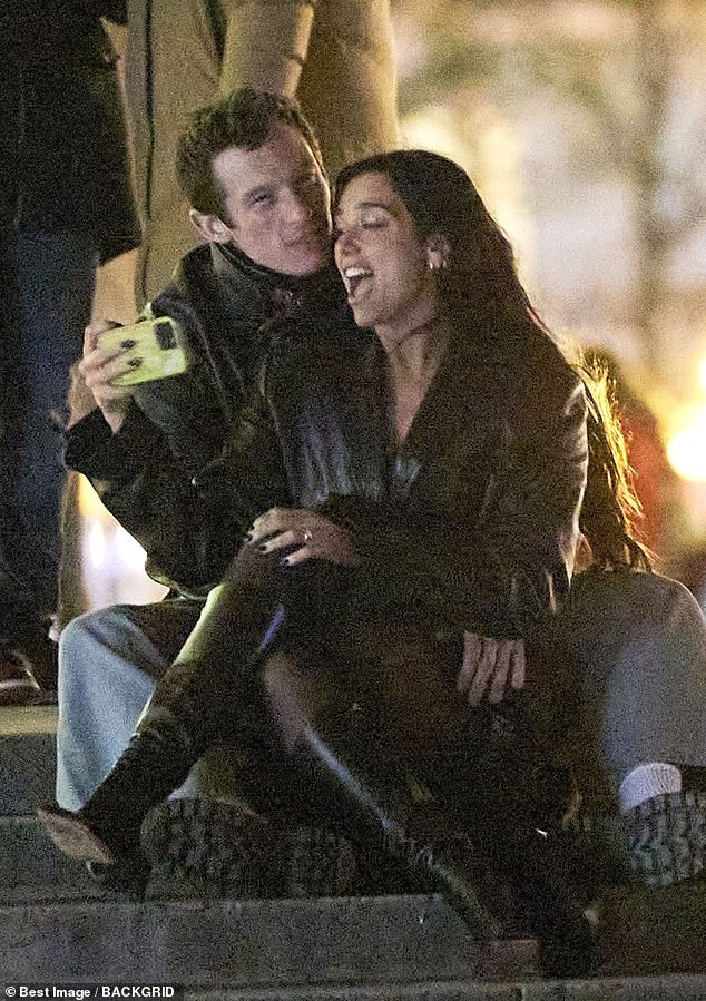 Тернер - актер, чьи кредиты включают фильмы «Фантастические звери» и «Мальчики на лодке» - выплескивались на двухкарат -круглом бриллианте