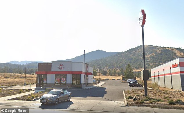 Веллинг был взят под стражу на парковке ресторана Arby's в Иреке, штат Калифорния, вскоре после полуночи, власти сообщили власти