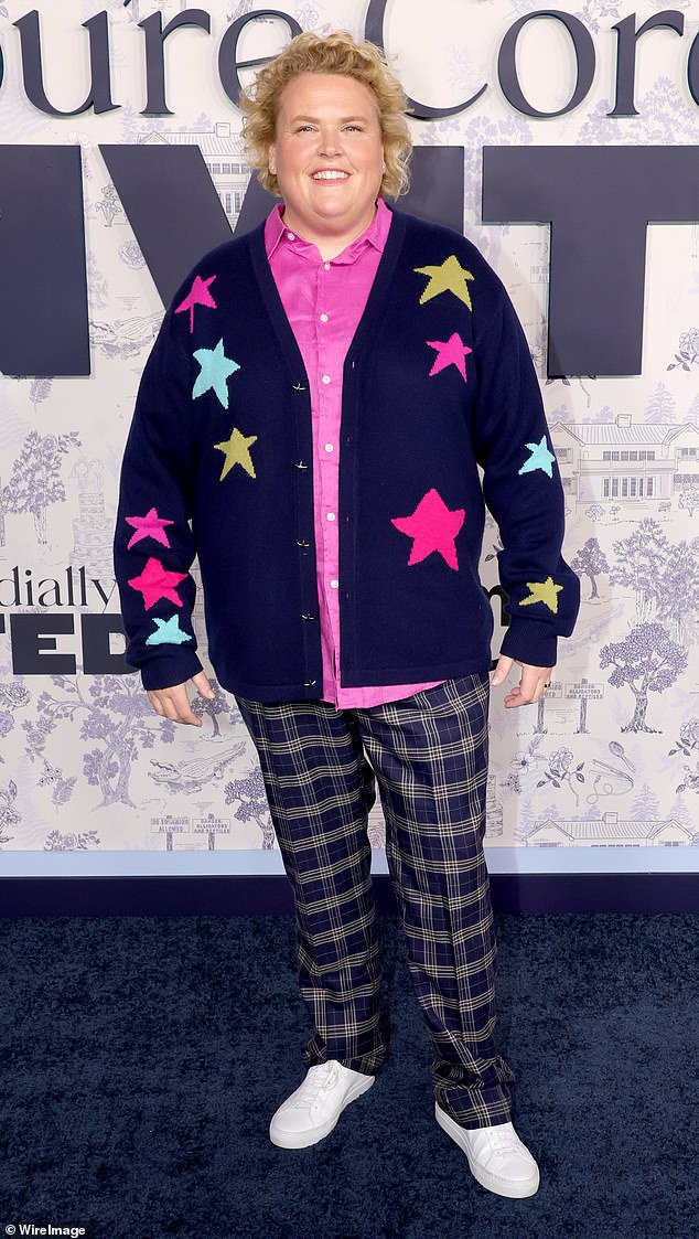 Комик Fortune Feimster носил цветовую палитру с темно -синим, розовым и желтым