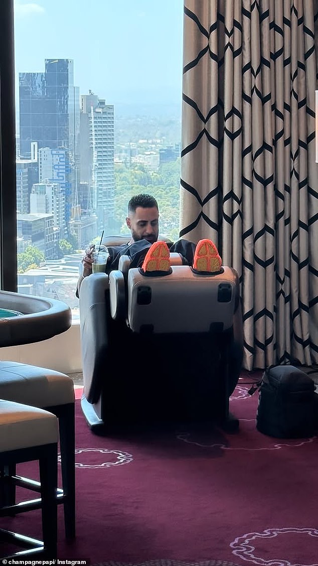 В своем Instagram Stories Дрейк продемонстрировал вид из президентского люкса Crown Villas стоимостью 25 долларов за ночь, где его друг наслаждался коктейлем рядом с игровым столом, установленным в номере.