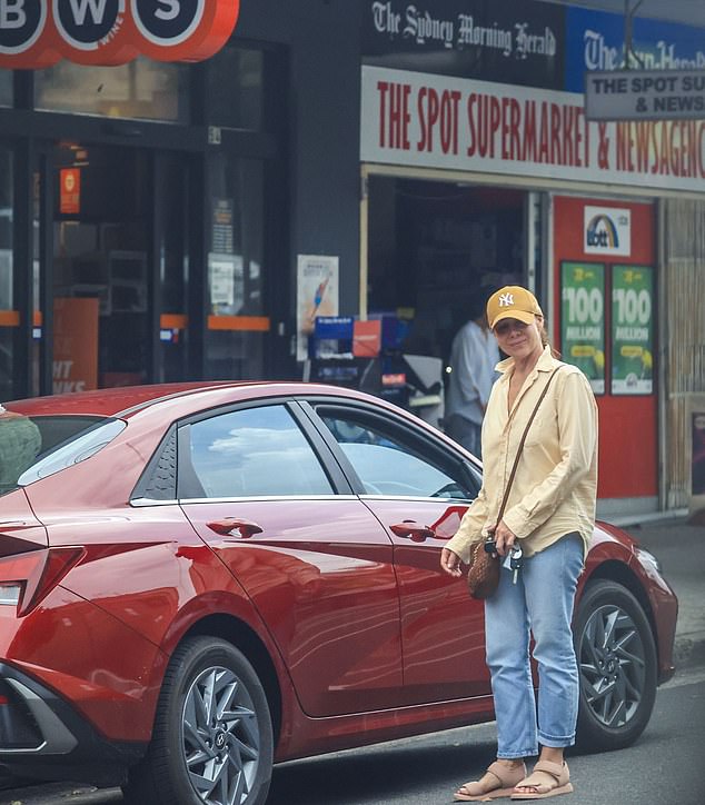 Ричи вышел из красного Hyundai, припаркованного у магазина бутылок BWS.