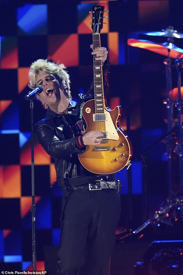 Затем группа исполнила Still Breathing и When I Come Around.