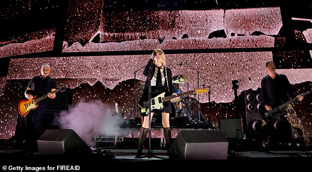 Ким Гордон из группы Sonic Youth, которая сыграла важную роль в раннем успехе Nirvana, исполнила песню School, которая входит в дебютный альбом группы Bleach 1989 года.