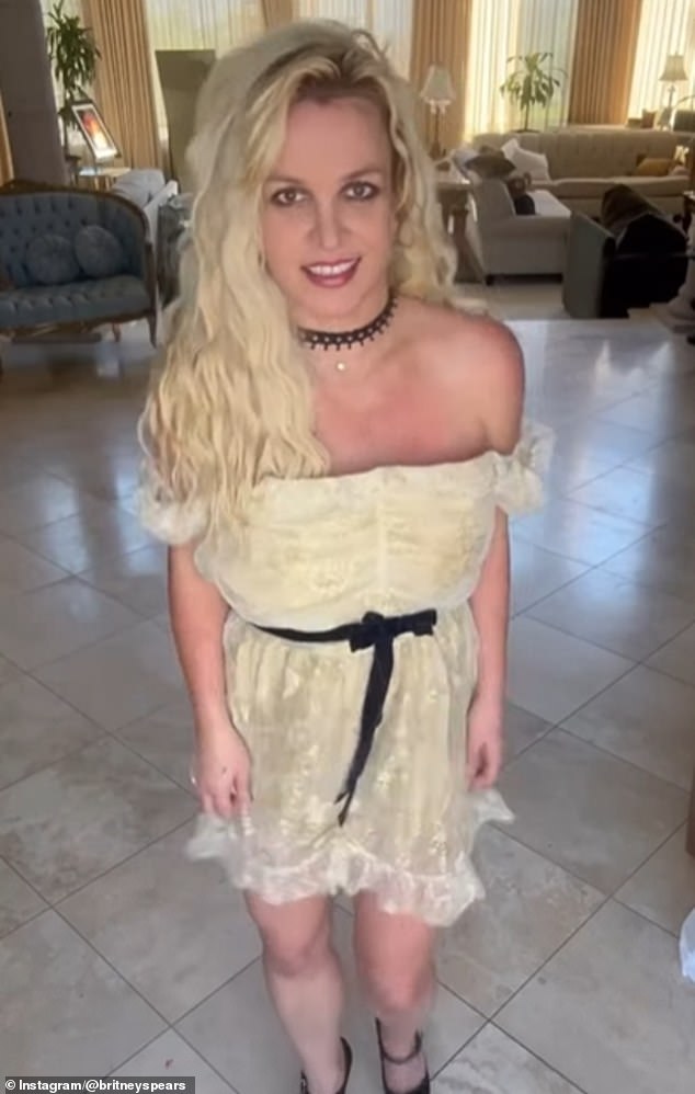 43-летняя Бритни Спирс дала поклонникам еще один взгляд на свое трогательное рождественское воссоединение с сыновьями-подростками в пятницу.