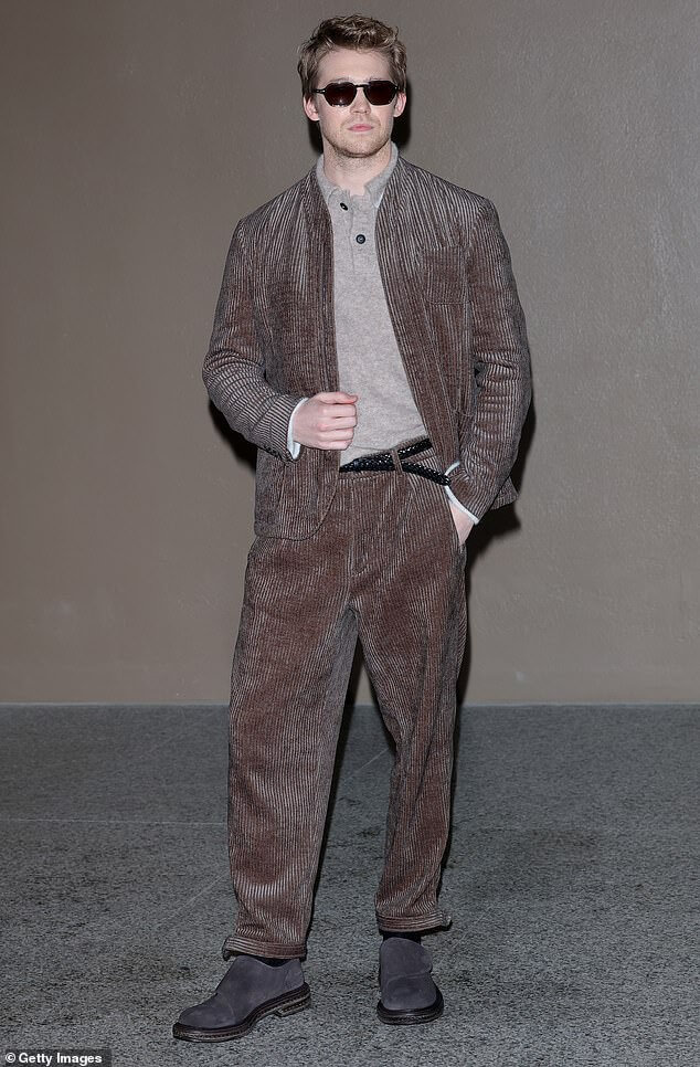 Бывший Тейлор Свифт Джо Элвин выглядел учтиво, когда присутствовал на показе Джорджио Армани во время Недели моды в Милане в понедельник.