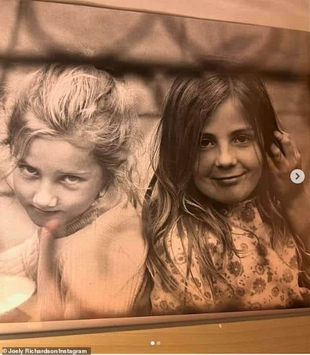 Джоэли Ричардсон делится сладкой детской фотографией ее и покойной сестры Наташей, когда она празднует 60 лет.