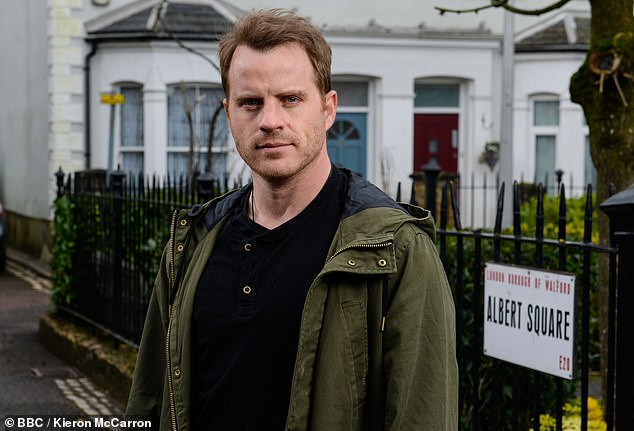 Легенда жителей EastEnders изображена на мыле.
