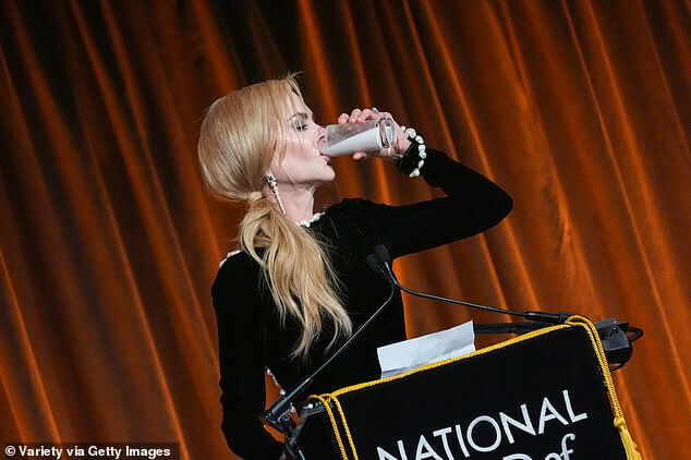 Николь Кидман вызвала фурор на гала-вечере ежегодной премии Национального совета по обзору, когда во вторник вечером она воспроизвела горячую сцену с девочкой на сцене в Нью-Йорке.