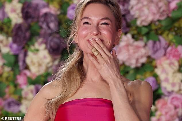 Последнее появление 55-летней Рене Зеллвегер вызвало предположения о том, что она помолвлена со своим бойфрендом 45-летним Антом Энстедом.