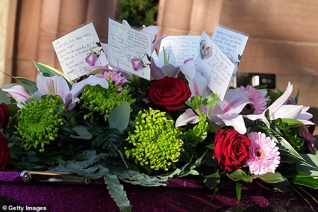 Имя Линды было выложено белыми цветами и розовыми розами на заднем сиденье черного катафалка, и такая же цветочная композиция была возложена на гроб.