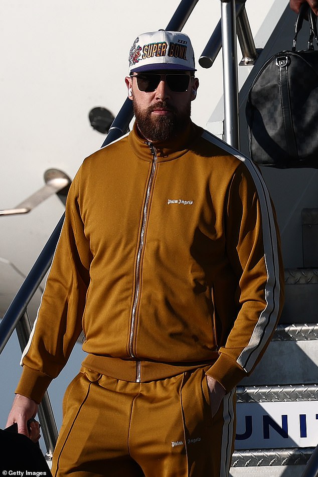 Келс на фото, прибывший в Кеннер, штат Луизиана, в воскресенье