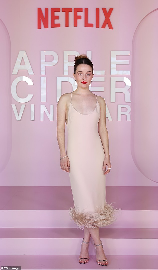 Американская актриса Кейтлин Девер, которая играет Гибсона в сериале, продемонстрировала свои невероятные изгибы в потрясающем платье-миди румяного оттенка, украшенном нежными деталями из перьев по подолу.