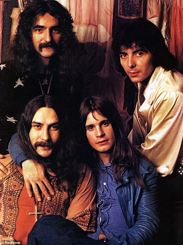 Black Sabbath в 70-х годах - Л-Р: (сзади) Гизер Батлер, Тони Айомми, (спереди) Билл Уорд, Оззи Осборн - позируют, групповой снимок