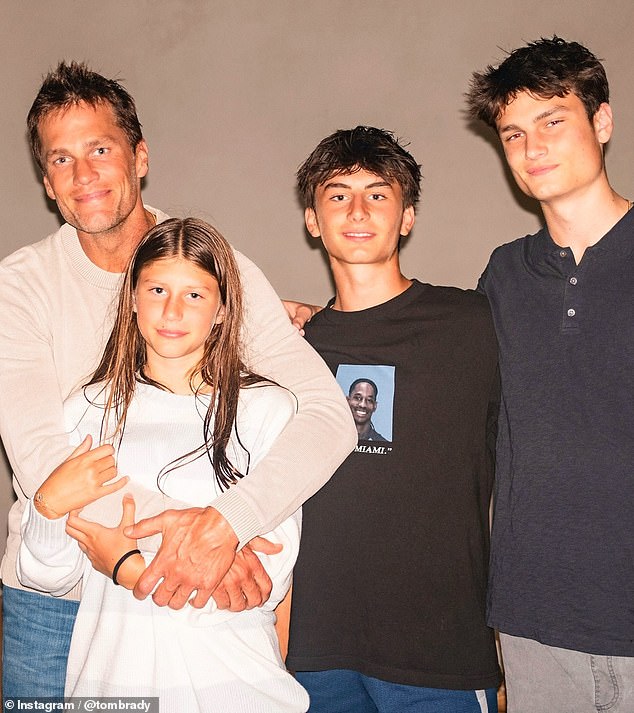 Ангел Victoria's Secret вышла замуж за Брэди в 2009 году и развелась в 2022 году. Наряду с Бенджамином и Вивиан, футболист также является отцом 17-летнего сына Джека, которого он делит с бывшей Бриджет Мойнахан; Том был замечен с детьми на Новый год